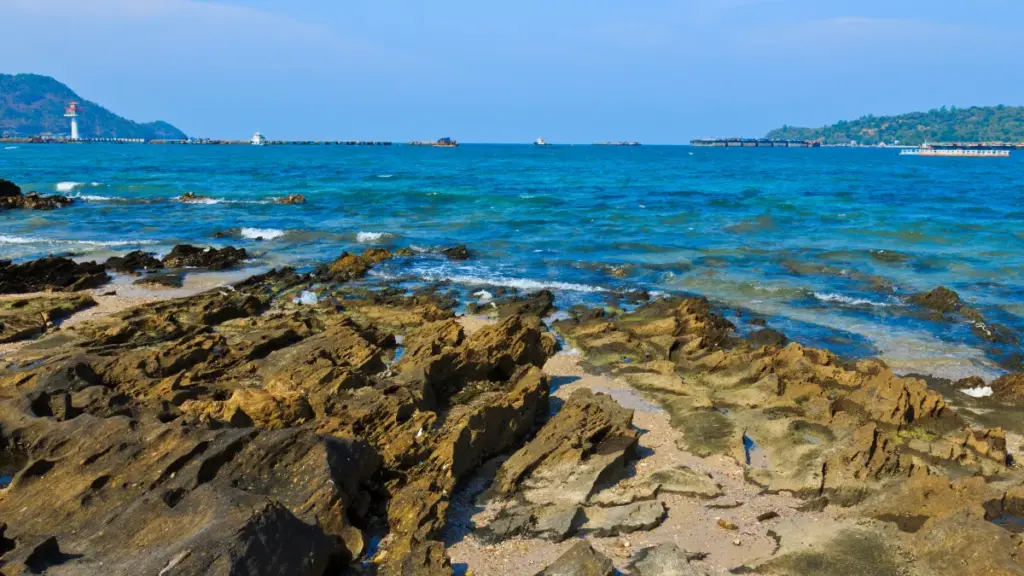 Rotsachtige kust en turquoise zee van Koh Larn in Thailand