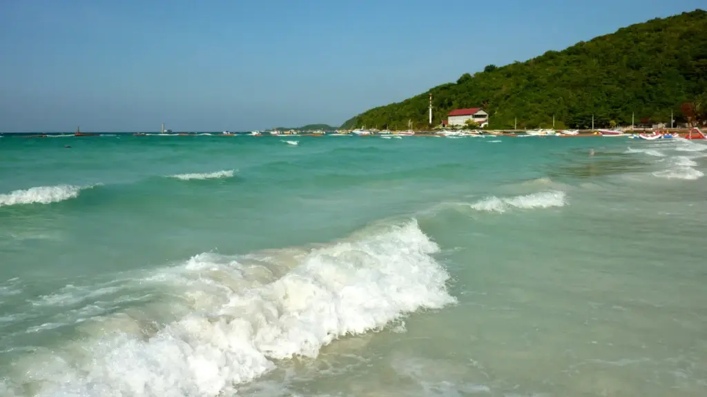 Tropisch strand en baai van Koh Sichang in Thailand