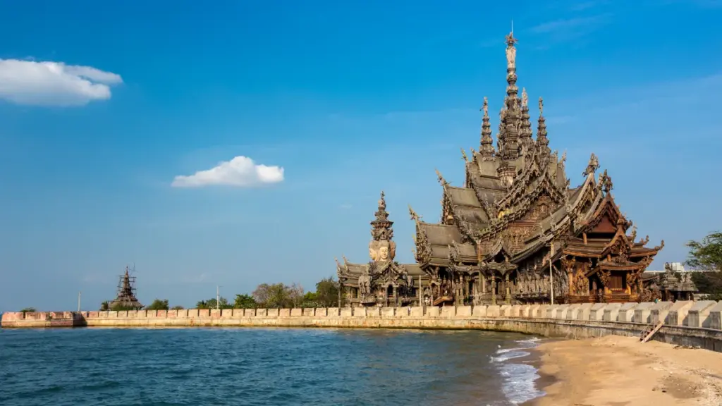Houten Sanctuary of Truth aan zee in Pattaya