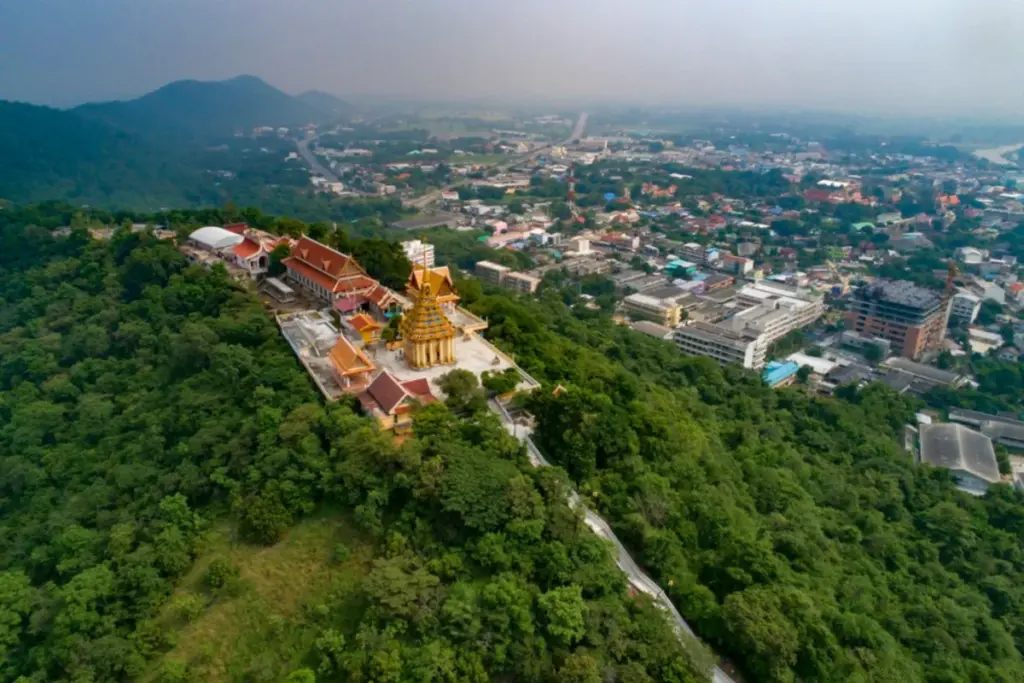 Vue aérienne du long escalier traversant la colline boisée de Khao Sakae Krang jusqu'au temple situé au sommet.